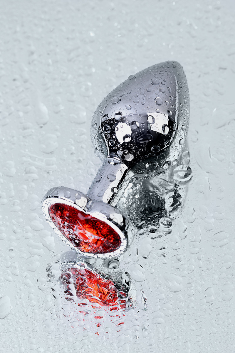 картинка Анальная втулка Metal by TOYFA, металл, серебряная, с красным кристаллом, 7 см, Ø 2,7 см, 50 г от магазина ErosMania