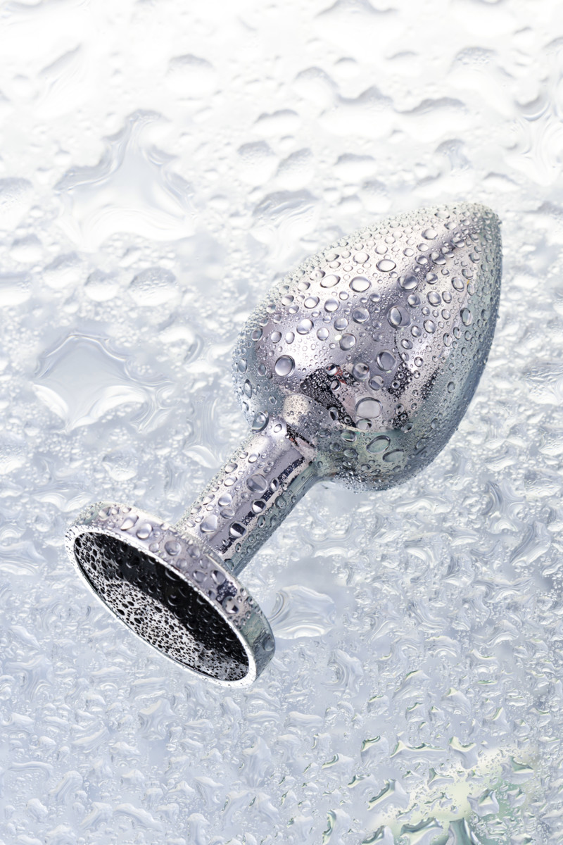 картинка Анальная втулка Metal by TOYFA, металл, серебряная, с черным кристаллом, 7,5 см, Ø 3 см, 145 г от магазина ErosMania