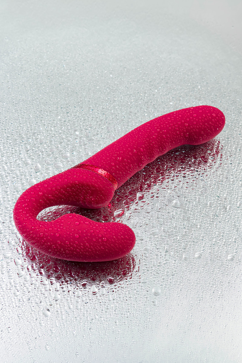 картинка Страпон LOVENSE Lapis, силикон, красный, 23 см от магазина ErosMania